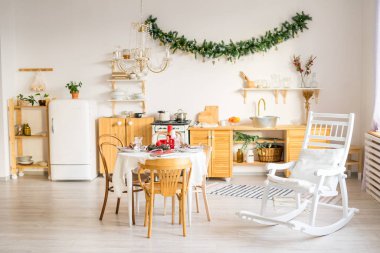 İskandinav tarzında bir mutfağın içinde bir Noel. Yüksek kalite fotoğraf