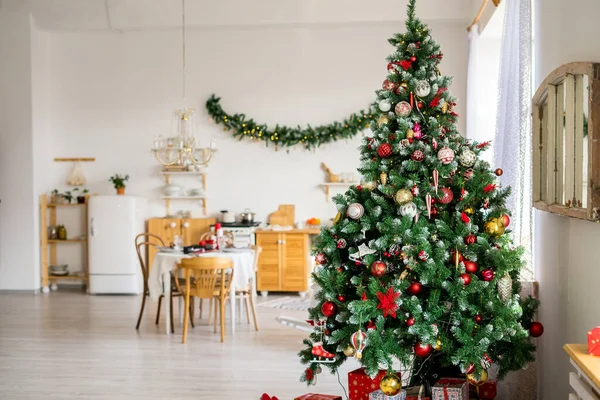 Χριστουγεννιάτικο εσωτερικό της κουζίνας σε ρουστίκ στυλ σε σκανδιναβικό στυλ — Φωτογραφία Αρχείου