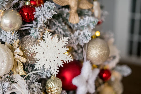 Όμορφο χριστουγεννιάτικο δέντρο με εορταστική διακόσμηση, κοντινό πλάνο. Χριστουγεννιάτικο δέντρο διακοσμημένο με μπάλες από κοντά. Νέο έτος — Φωτογραφία Αρχείου