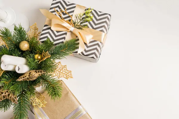 Ένα μικρό τεχνητό χριστουγεννιάτικο δέντρο με δώρο Πρωτοχρονιάς σε λευκό φόντο με bokeh με μια θέση για κείμενο — Φωτογραφία Αρχείου