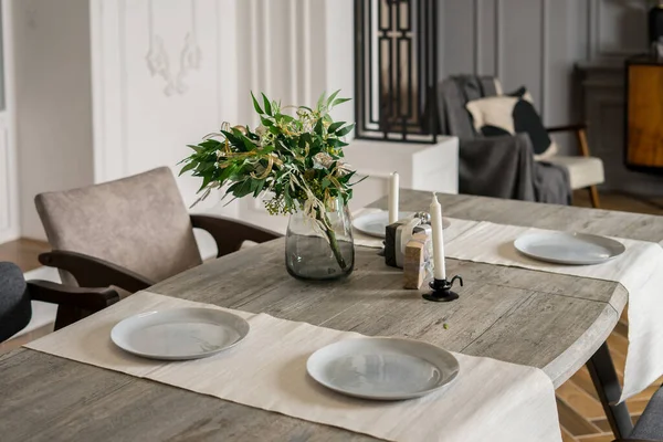 Modern sandalye ve vazoyla modern yemek odası. — Stok fotoğraf