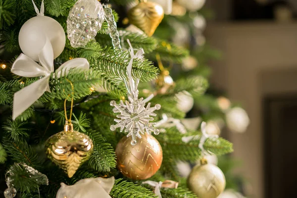 Χριστουγεννιάτικο δέντρο με παιχνίδια σε ένα λευκό δωμάτιο Χριστουγέννων. Όμορφα διακοσμημένο σπίτι με χριστουγεννιάτικο δέντρο και όμορφες διακοσμήσεις — Φωτογραφία Αρχείου