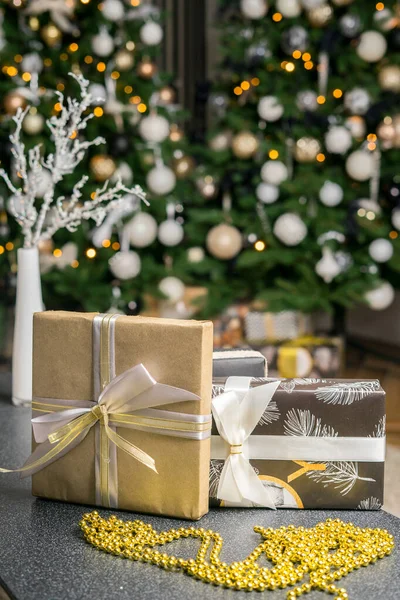 Vánoční dárková krabice pod vánoční stromeček. Prázdniny. Novoroční papírový balíček. Slavnostní nálada — Stock fotografie