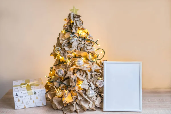 Εναλλακτικό Χριστουγεννιάτικο Δέντρο Από Χαρτί Χειροτεχνίας Και Κουκουνάρια Eco Zero — Φωτογραφία Αρχείου