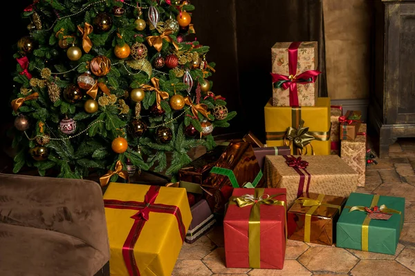 Kerstboom Veel Geschenken Een Donkere Kamer Kerstmis Hoge Kwaliteit Foto — Stockfoto