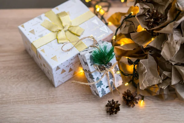 수공예 종이와 솔방울 폐기물 처리장에서 나오는 크리스마스 고품질 — 스톡 사진