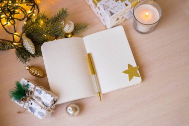 Defterde listelenecek kızlar, kadın işyeri. Kahve fincanı, telefon, çalışma alanı konsepti. Yüksek kalite fotoğraf