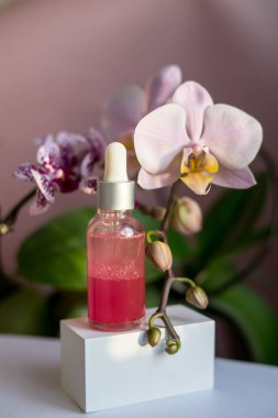 İki şişe serum ya da orbitli gerekli yağ. Kozmetik yağlı cam şişeler. Spa konsepti. Yüksek kalite fotoğraf