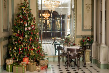 Noel sabahı, Noel ağacı, klasik avize ile birlikte. Noel ağacında beyaz, kırmızı ve altın toplar. - Evet. Yüksek kalite fotoğraf