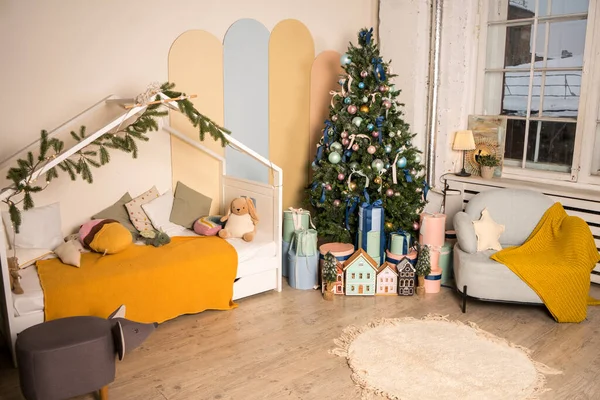 Boże Narodzenie Wnętrze Pokój Dziecięcy Sypialnia Żłobek Drewniane Półki Zabawki — Zdjęcie stockowe