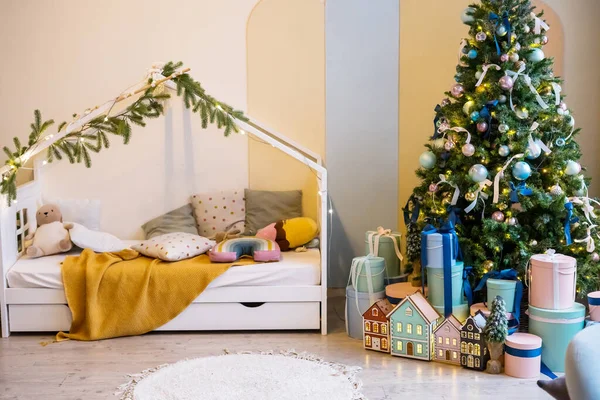Boże Narodzenie Wnętrze Pokój Dziecięcy Sypialnia Żłobek Drewniane Półki Zabawki — Zdjęcie stockowe