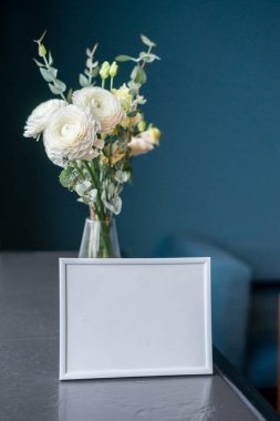 Mavi arka planda güzel ranunculus çiçekleri ve çerçeve modelleri. Yüksek kalite fotoğraf