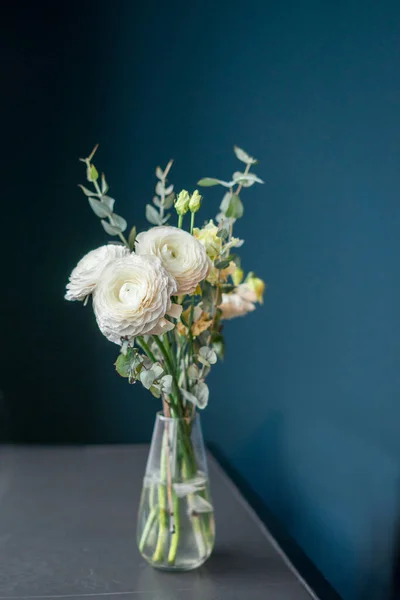 Цветки Аранхункула Голубом Фоне Рамой Высокое Качество Фото — стоковое фото