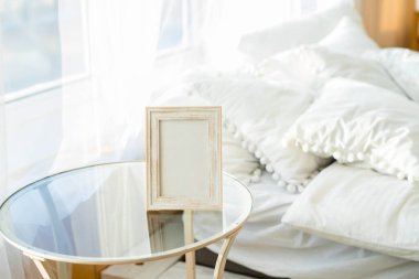 Ahşap masanın üzerinde portre resmi. İskandinav minimalizmi. Yüksek kalite fotoğraf