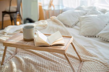 Noel sabahı, Noel ağacı, klasik avize ile birlikte. Noel ağacında beyaz ve altın toplar. - Evet. Yüksek kalite fotoğraf