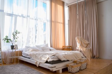 Noel sabahı, Noel ağacı, klasik avize ile birlikte. Noel ağacında beyaz ve altın toplar. - Evet. Yüksek kalite fotoğraf