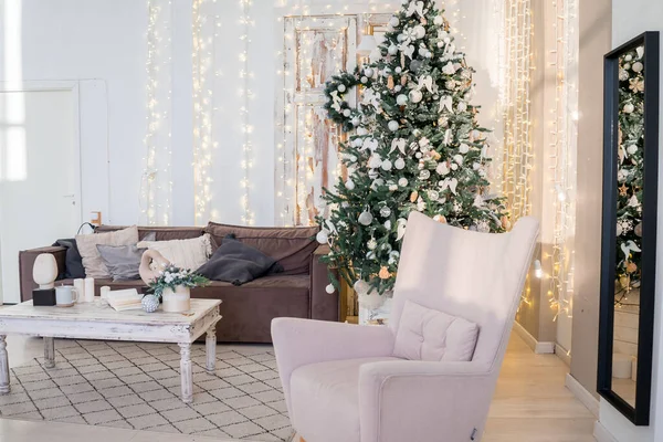 Christmas Morning Interior Christmas Tree Vintage Chandelier White Gold Balls — Stock Photo, Image