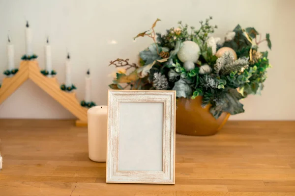クリスマス写真フレームは木製のテーブルの上に装飾とテンプレートをモックアップします 高品質の写真 — ストック写真