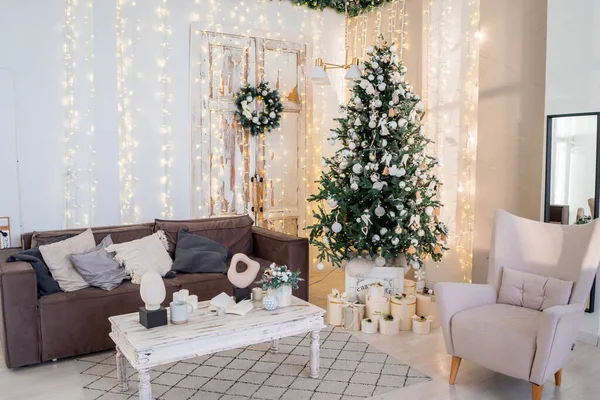 Christmas Morning Interior Christmas Tree Vintage Chandelier White Gold Balls — Stock Photo, Image