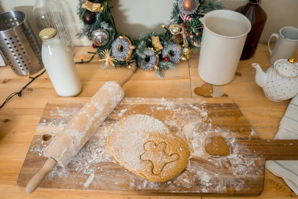 Gotowanie Piernikowych Ciastek Rolling Pin Ciasto Mąka Inne Składniki Czarnym — Zdjęcie stockowe