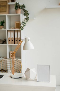 Fotoğraf çerçevesi ahşap masada şablon oluşturur. Ev işyerinde. Yüksek kalite fotoğraf