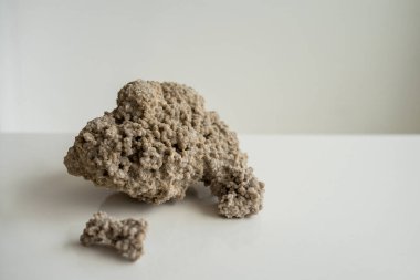 Fotoğraf çerçevesi ahşap masada şablon oluşturur. Ev işyerinde. Yüksek kalite fotoğraf