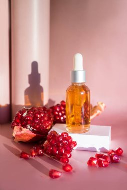 Hafif arka planda doğal kozmetik yağı ve nar karışımı. Yüksek kalite fotoğraf