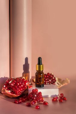 Hafif arka planda doğal kozmetik yağı ve nar karışımı. Yüksek kalite fotoğraf