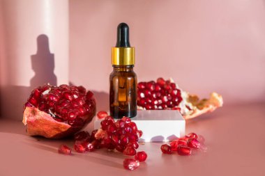 Hafif arka planda doğal kozmetik yağı ve nar karışımı. Yüksek kalite fotoğraf