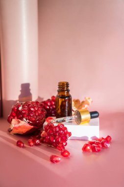 Hafif arka planda doğal kozmetik yağı ve nar karışımı. Yüksek kalite fotoğraf