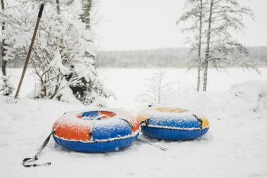 Çocukların şişme lastik yuvarlak kızak tüpleri. Kış gezisi için slaytlı. Yüksek kalite fotoğraf