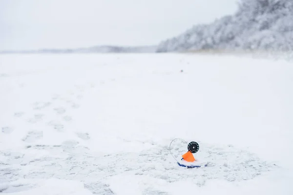 冬の釣り 氷の上の魚 冬の釣りのための釣竿や機器 雪と釣り 上からの眺め 高品質の写真 — ストック写真