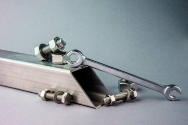Fındıklı ve cıvatalı İngiliz anahtarı. Gri bir arka planda. Yüksek kalite fotoğraf. 