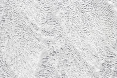 Pamukkale kalsiyum travertininin beyaz dokusunun soyut arkaplanı .
