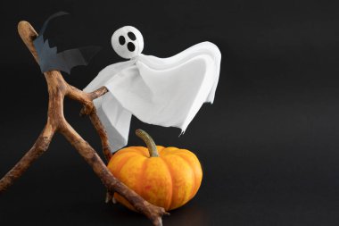 Balkabağı, hayalet, siyah arka planda yarasalar, kopyalama alanı. Cadılar Bayramı konsepti