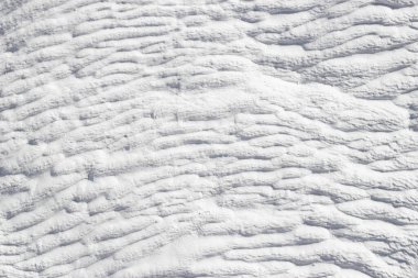 Kalsiyum travertinin dokusu, yatay dalgaların gri-beyaz deseni