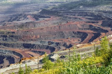 Çalışan ekipmanlarla demir cevheri çıkarmak için endüstriyel taş ocağı.