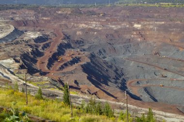 Büyük endüstriyel taş ocağı demir cevheri ve çalışma ekipmanları..
