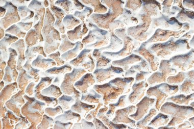Travertine Pamukkale 'nin soyut şekilli kireç taşı yatakları..