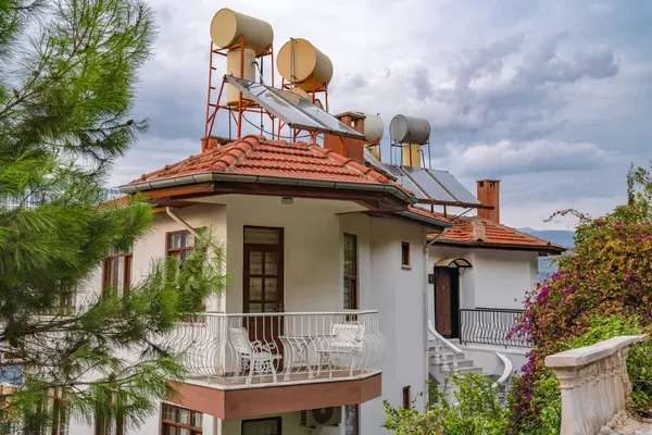 Güneş panelleri ve su varilleri olan evler. Güneş enerjisi. 