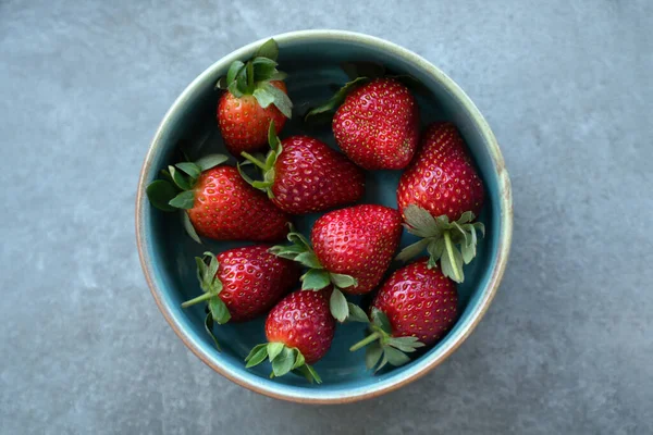 Red Fresh Strawberries Green Leaves Plate Gray Background Top View — Stock Photo, Image