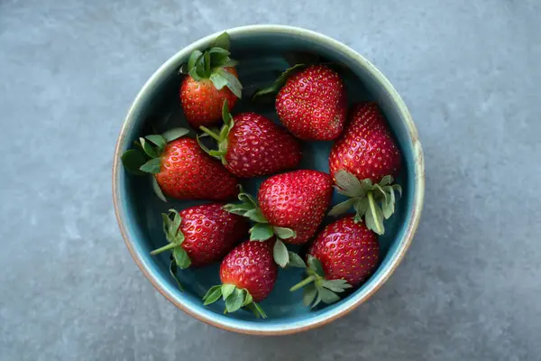 Rote Frische Erdbeeren Mit Grünen Blättern Teller Auf Grauem Hintergrund — Stockfoto