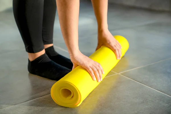 Mulher Está Preparando Para Desembrulhar Rolo Amarelo Tapete Esportivo Para — Fotografia de Stock