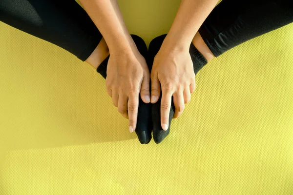 Fata Întinde Covorul Yoga Picioarele Sunt Pliate Poziția Fluture Mâinile — Fotografie, imagine de stoc