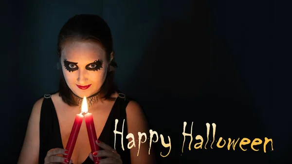 Koncepcja Halloween Dziewczyna Obrazie Czarownicy Patrzy Prosto Ramkę Palącą Się — Zdjęcie stockowe