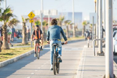 La Serena 'da gün batımında bisiklete binen Latin bir adam
