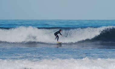 La Serena Şili sahilinde dalgalarda sörf yapmak