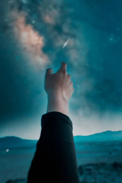 Widok Dłoni Wskazując Lub Dotykając Gwiaździstego Nieba Drogą Mleczną Spadającą — Zdjęcie stockowe