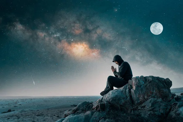Persona Una Roca Aire Libre Meditando Orando Por Noche Bajo — Foto de Stock