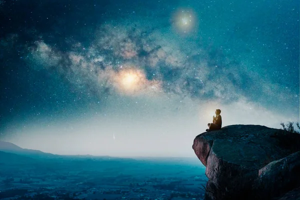 Persona Sentada Cima Montaña Meditando Contemplando Noche Estrellada Con Fondo — Foto de Stock